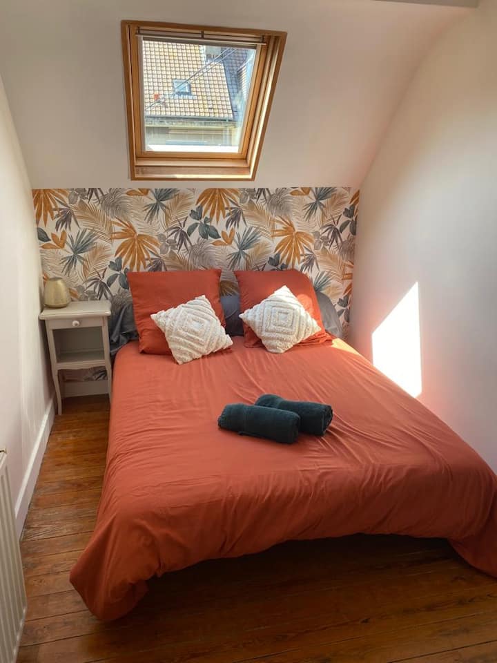 Acogedor dormitorio con armario al lado de la suite principal en el mismo rellano