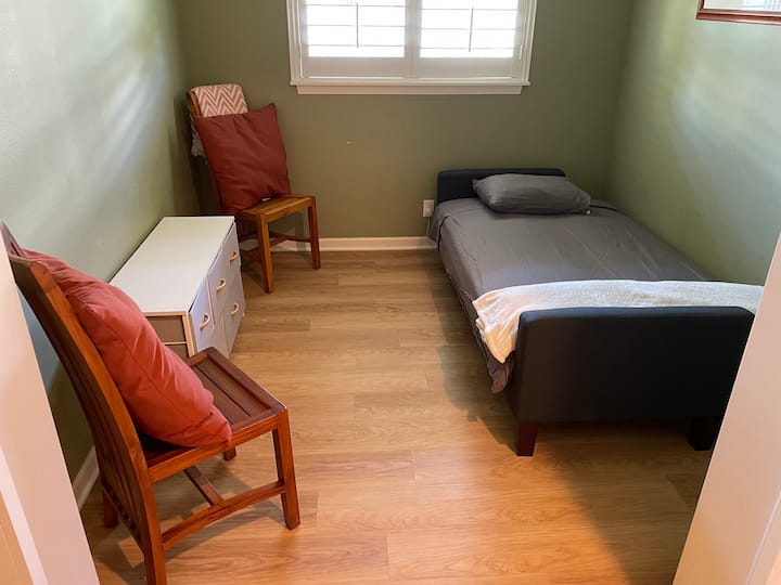 Zen Den na kitanda cha sofa kimefunguliwa. Zen Den ina milango miwili ya bard kwa ajili ya faragha. 