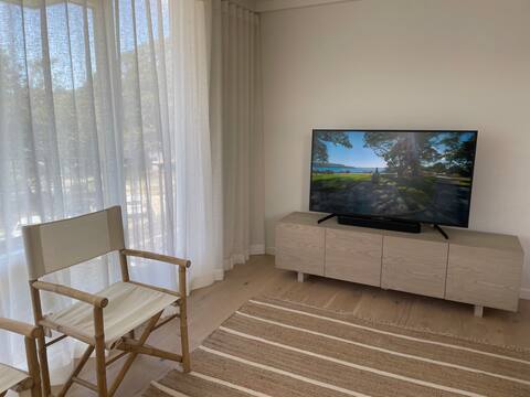 Successful Airbnb property: Balmoral Beachfront + waterviews;Aircon &Parking in Mosman