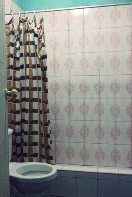 Uno de los baños de uso exclusivo para mujeres con los que cuenta la casa