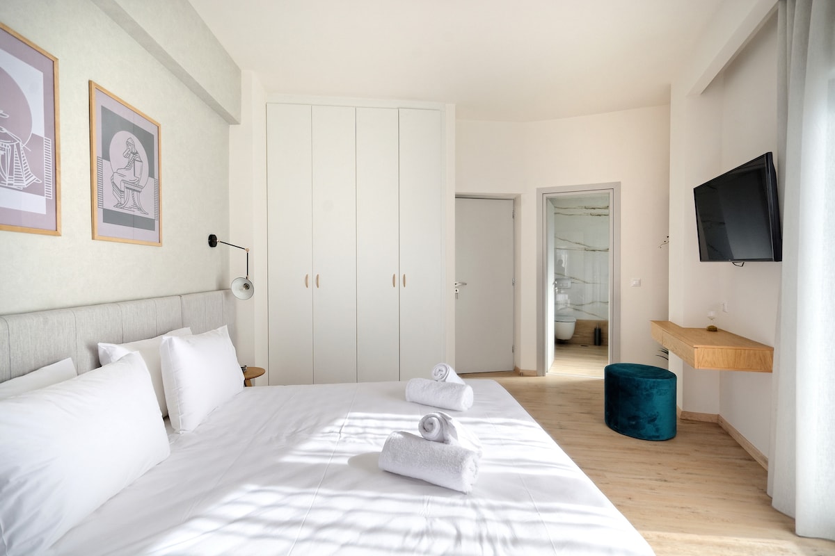 Naša spálňa s manželskou posteľou sa môže pochváliť úplne novým, veľmi pohodlným matracom, veľkými priestrannými skriňami, ako aj dvoma nočnými stolíkmi a lampami, ktoré dodajú vášmu pobytu pohodlie.