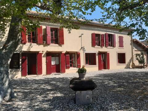 Family home with pool, 10 min from the beaches.