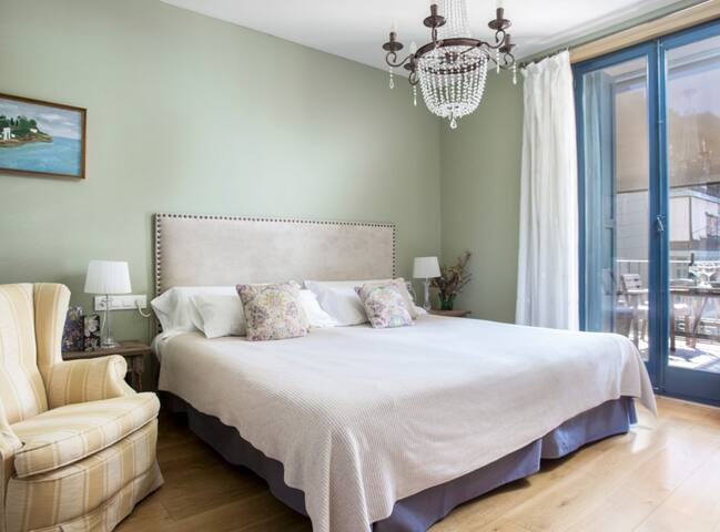 Style Exclusive apartment with views to Casa Mila gallery image 2