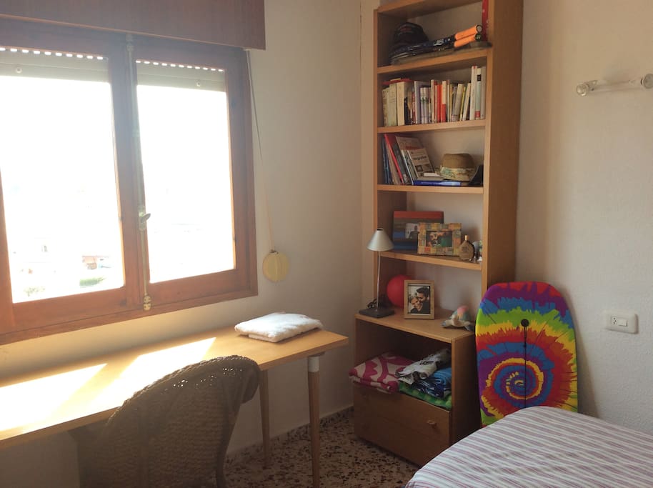 Habitacion con dos camas y zona escritorio