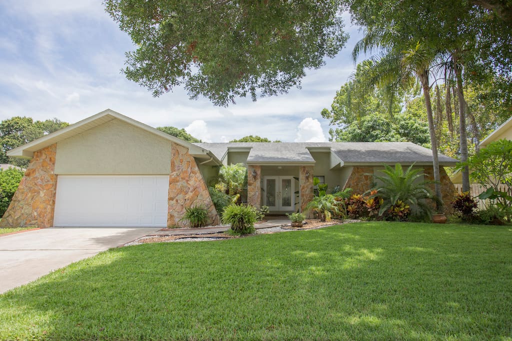 Beautiful 3/2 split home in quiet location