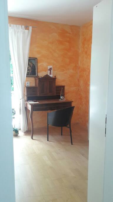 Blick in die Bibliothek mit altem Sekretär