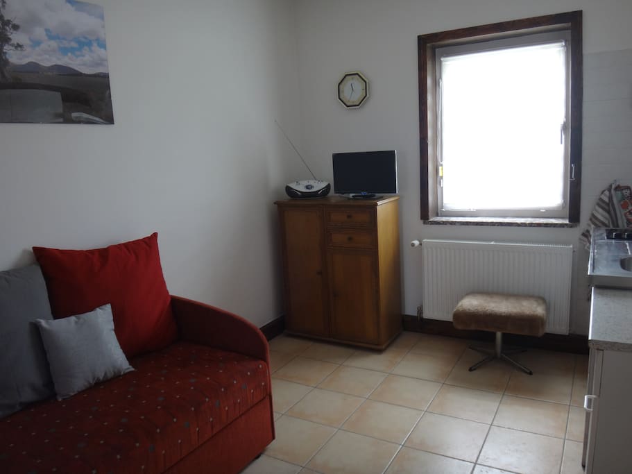 Wohnzimmer mit Radio und TV