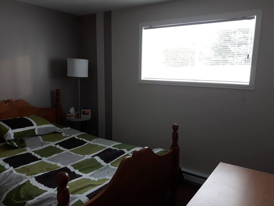Chambre avec vue sur la cour arrière, ensoleillé le matin