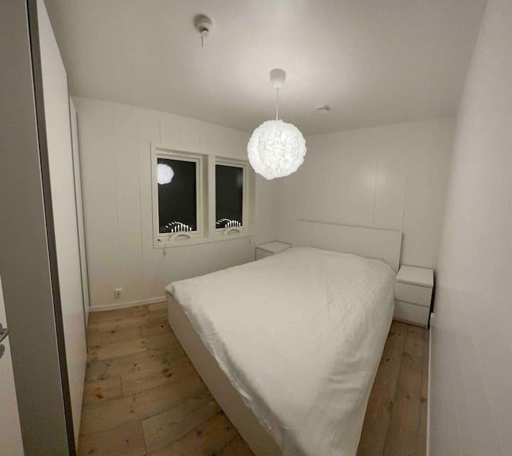 Спална соба со двоен кревет и гардероба со лизгачки врати. Складирањето е достапно и во фиоките за кревети.