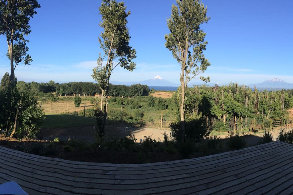 Vista panorámica desde la terraza de la cabaña
Se puede ver lago ,volcán Osorno , calbuco , tronador y puntiagudo (si está nublado, no se ve nada )