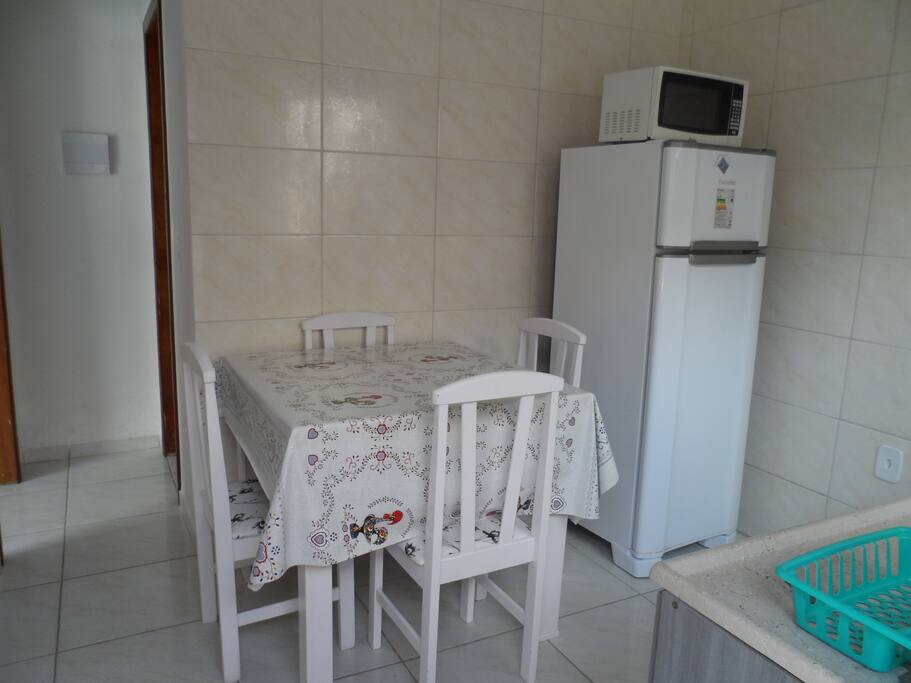 Cozinha com mesa de jantar