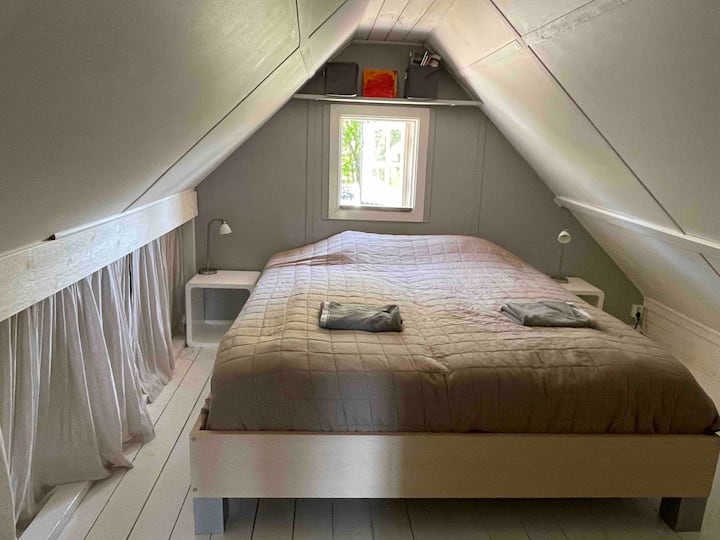 Простор за спиење бр. 2 со брачен кревет (широк 150-179 см) 