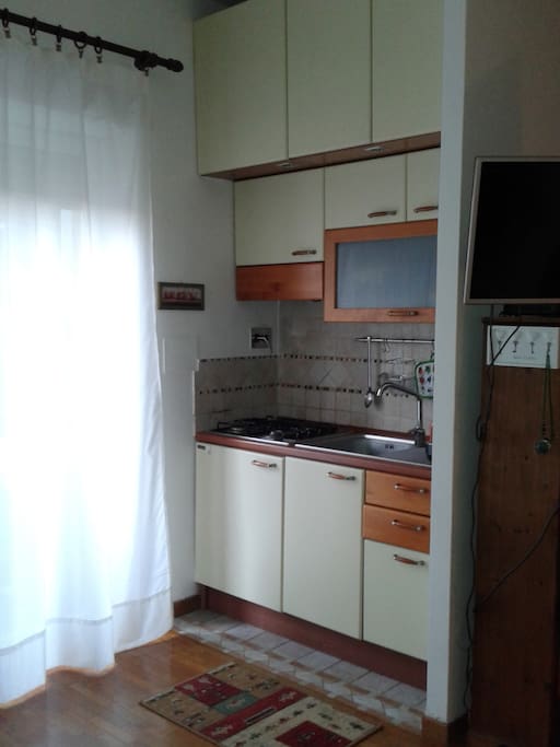 Angolo cottura e tv appesa