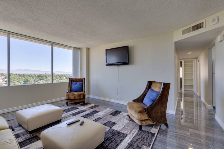 (M307) Vintage Hi-rise Apartment By Strip!!