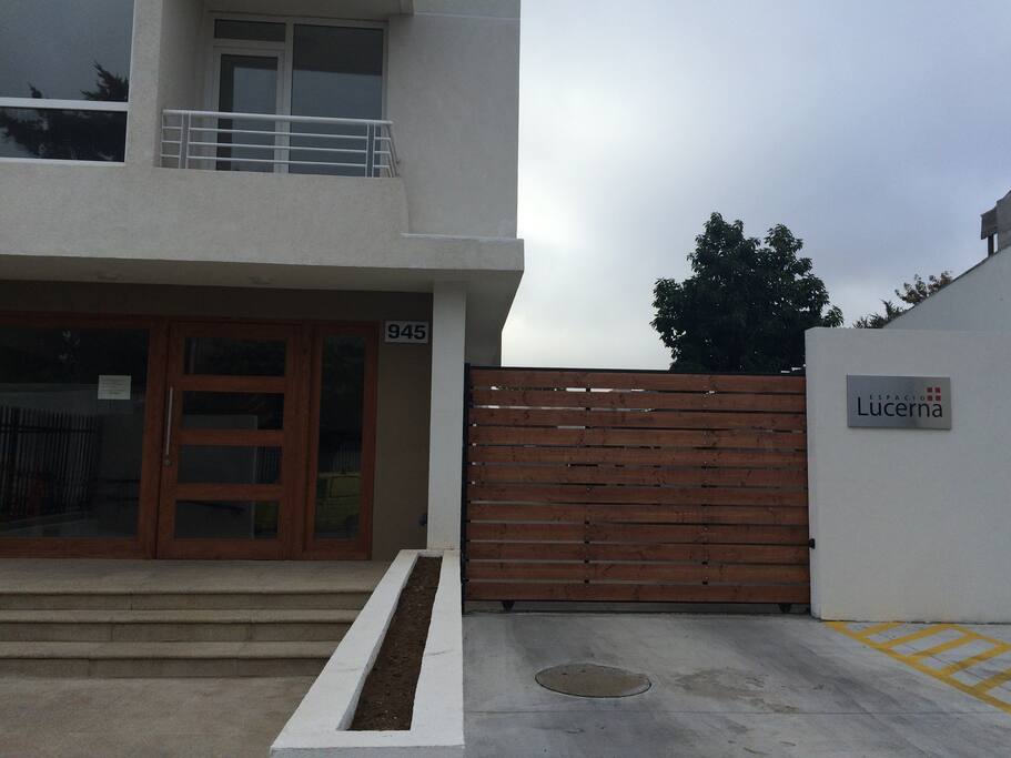 Entrada a edificio y estacionamiento techado