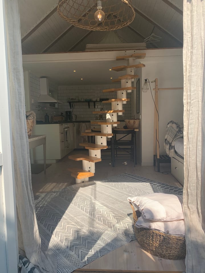 Charmigt Gårdshus Med Loft - Stockholm