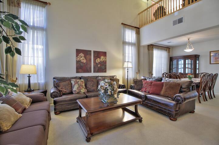 Large Gorgeous Corporate House In Prime Location gallery image 3