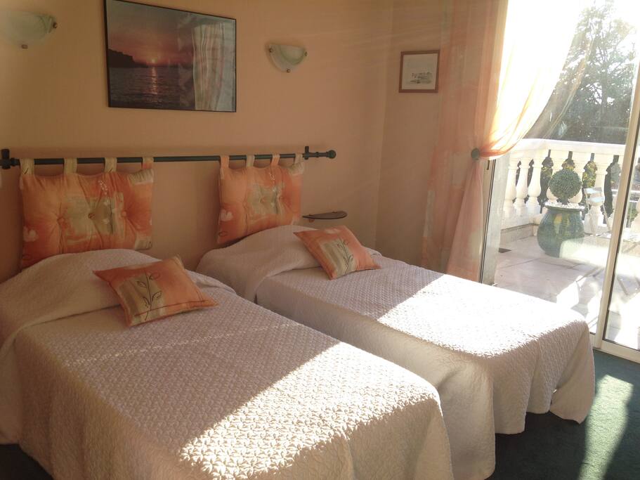Chambre à 2 lits donnant sur terrasse