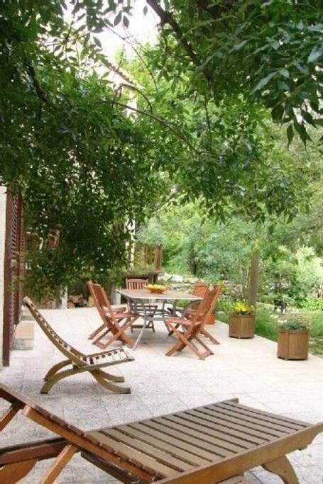 La Terrasse, entre verdure et soleil