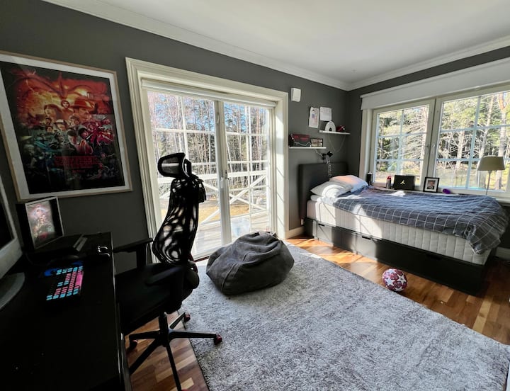 Спалня с едно или две единични легла и изход към балкона. 