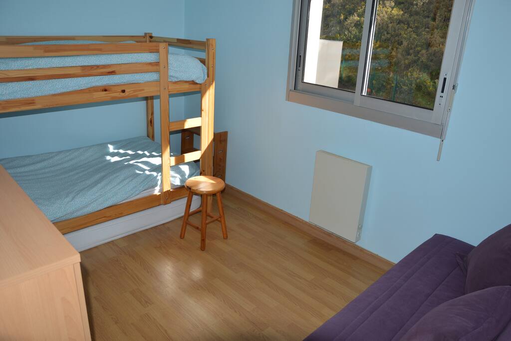 Chambre enfants (deux lits superposés, canapé et un placard)