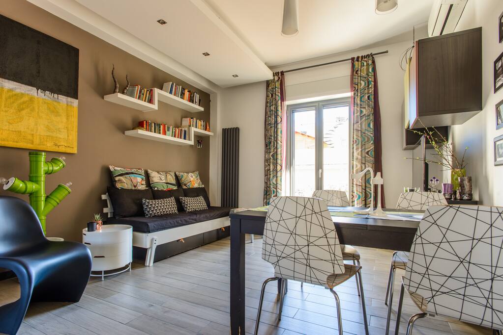 Zona living: particolare del divano letto matrimoniale e del tavolo allungabile.