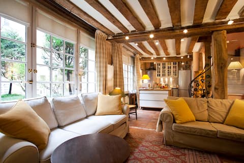 Popular Airbnb listing: Countryside in the heart of Marais in Paris 4e Arrondissement