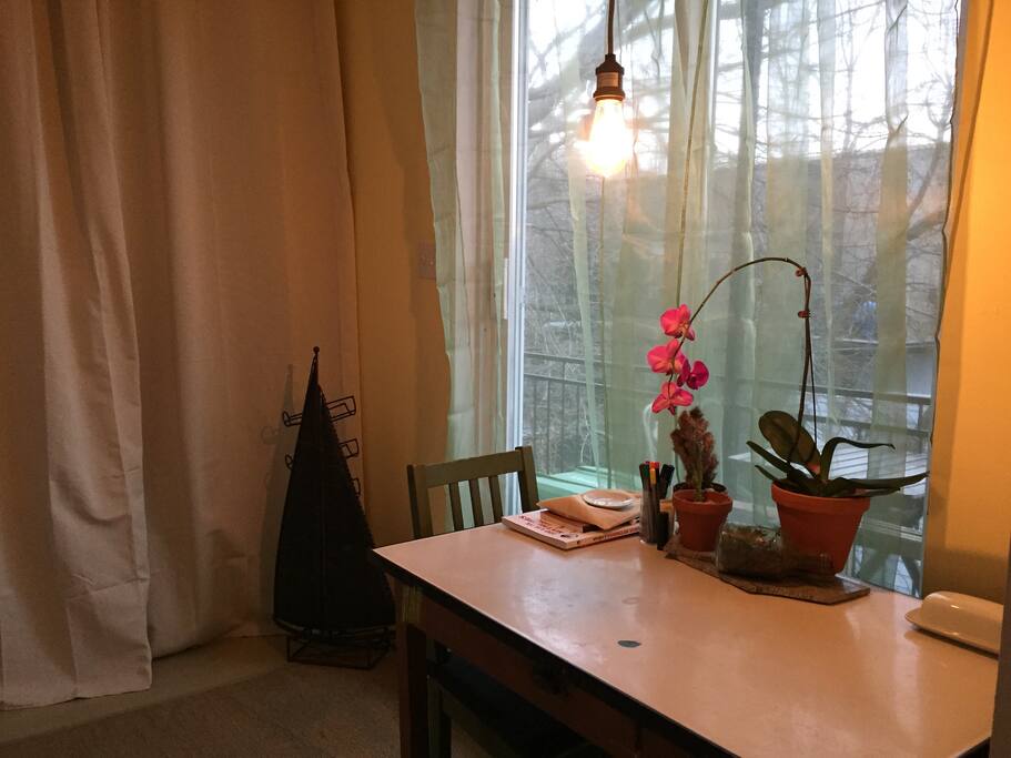 Cuisine et porte-patio donnant sur un balcon dans une cour très calme