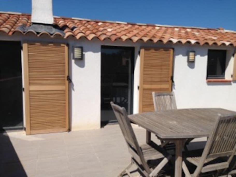 Terrasse avec mobilier de jardin, au premier étage.