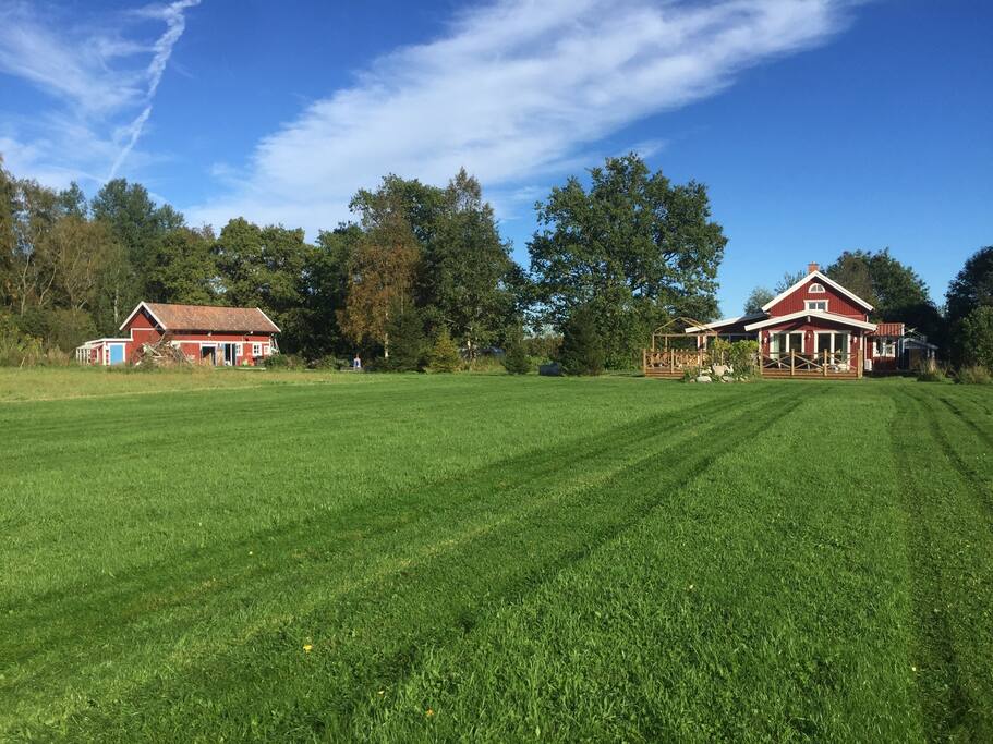 Här bor vi med vårt stall till vänster