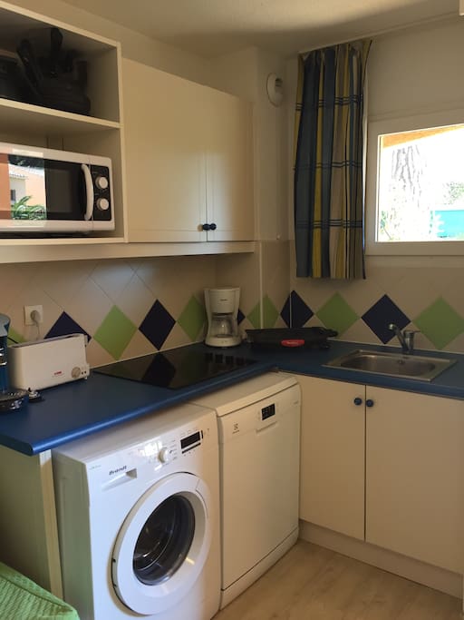 La cuisine équipée : lave vaisselle , lave linge , cafetière , plancha, plaque de cuisson , poêles, couverts...