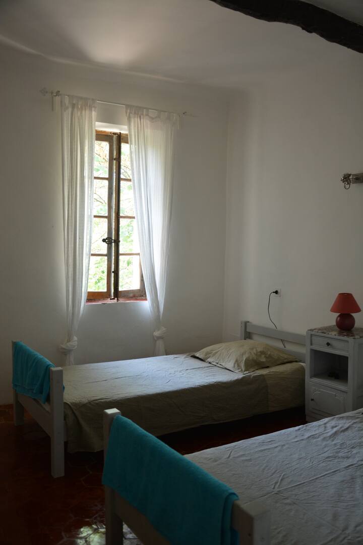 Стая с 2 отделни легла - спалня 2