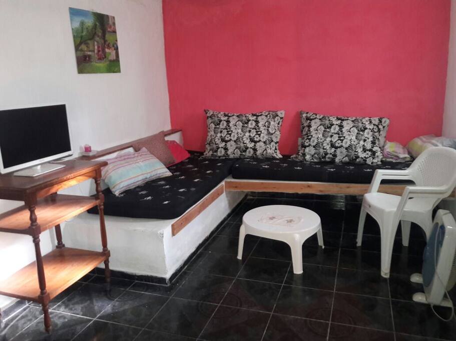 Tipo sofa cama con amplio espacio y tv con cable