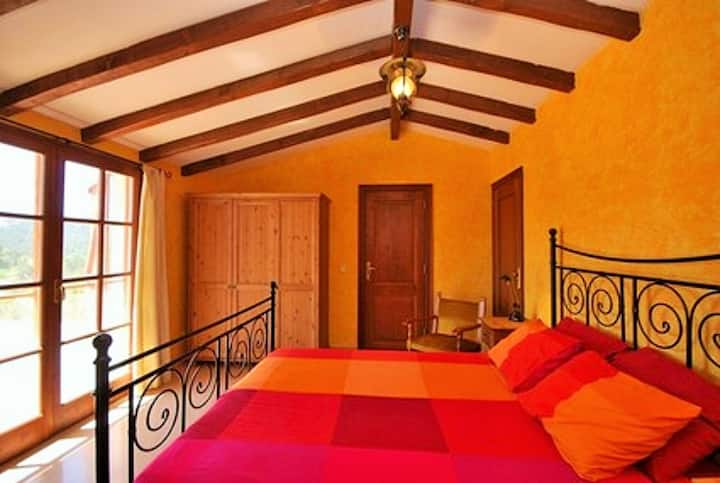 ห้องเตียงใหญ่พร้อมระเบียงและเฉลียง