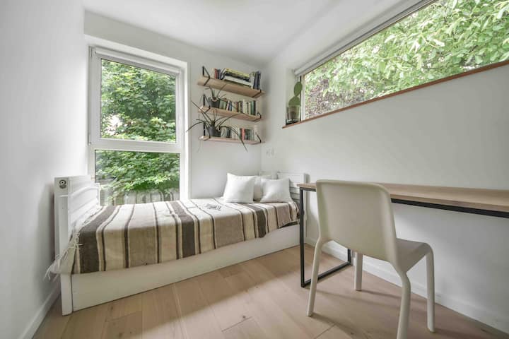 Spavaća soba 5 /radni stol na katu