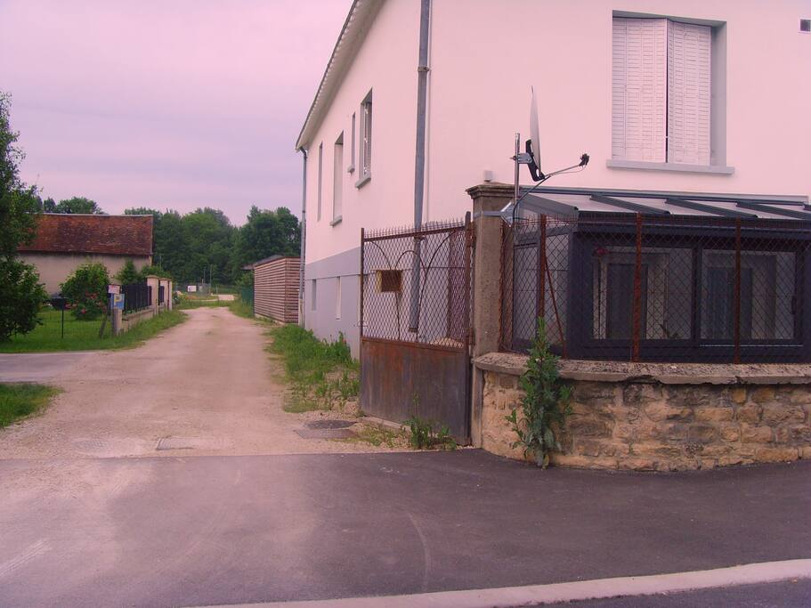 Vue sur le parking (au fond)