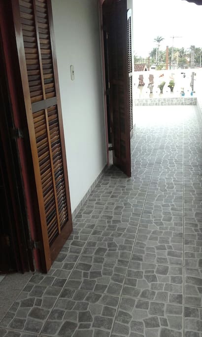 Os dois quartos do andar superior tem saída direta para o balcão