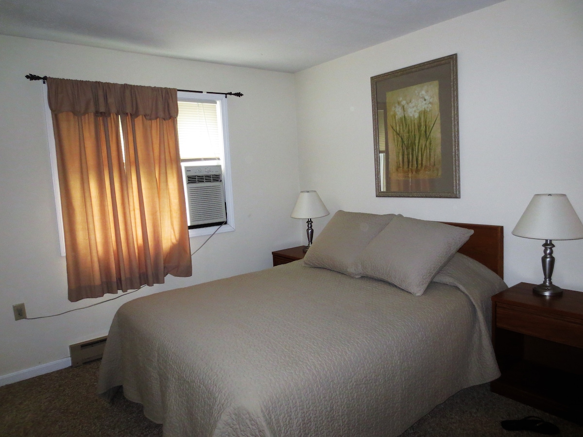 ห้องนอนควีนไซส์บนชั้น 2 (เครื่องปรับอากาศในช่วงฤดูร้อน)