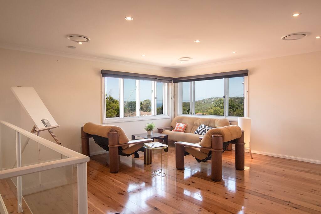 Bright living area ocean/district views & air conditioned