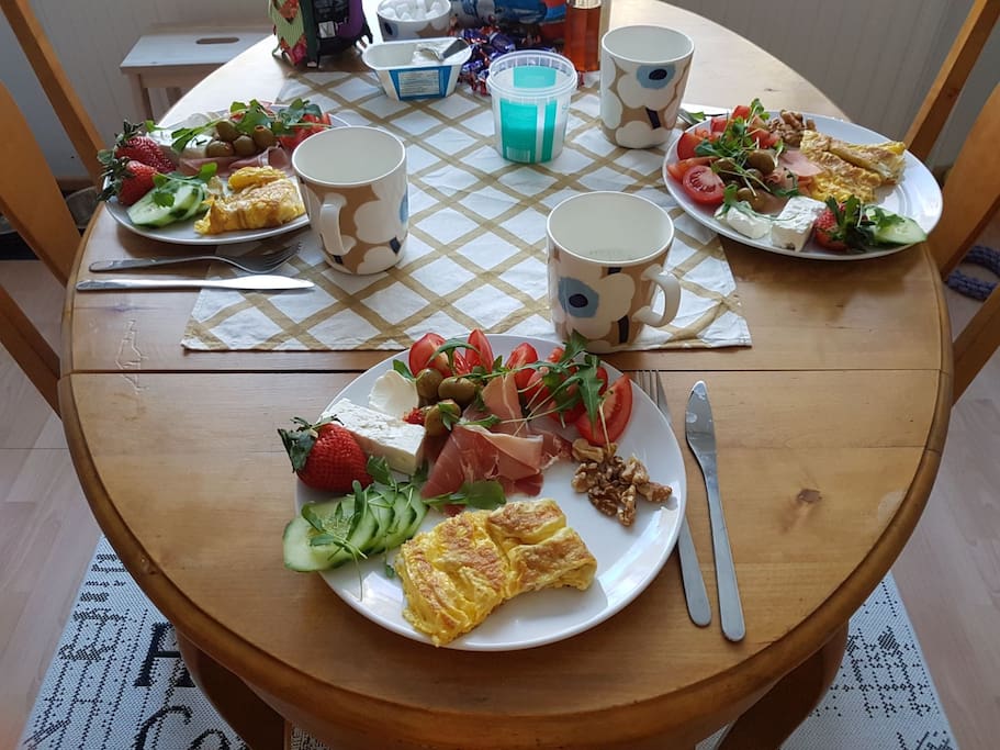 Ruokapöytä keittiössä