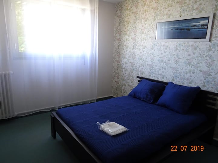 Chambre à l'étage avec 1 lit de 140 cm  Vue mer