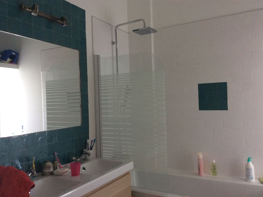 Salle de bain avec baignoire et double vasque