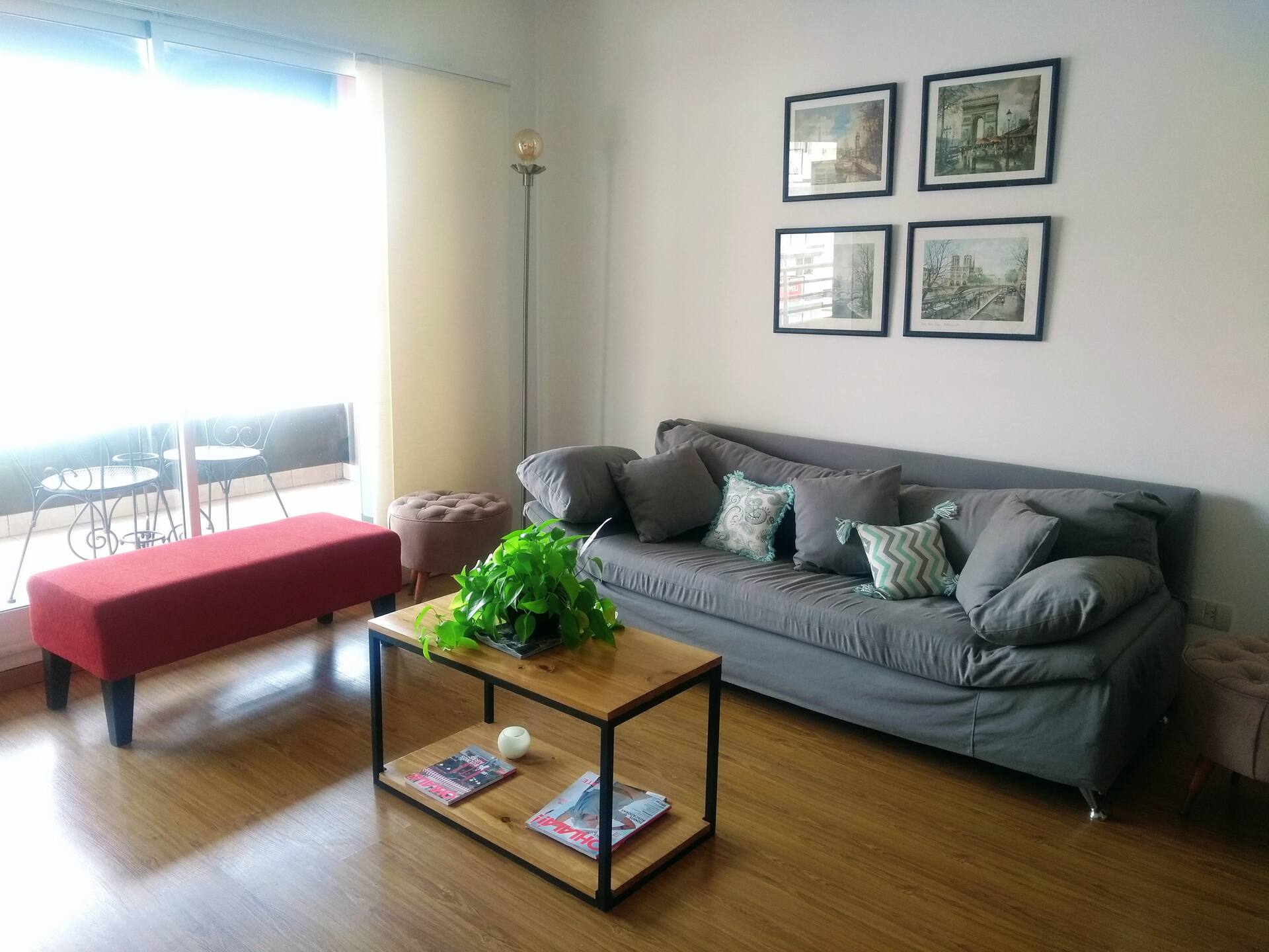 Apartamento de dois quartos com varanda em Almagro