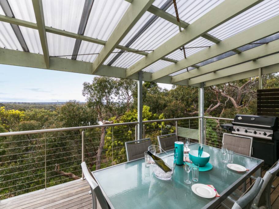 Gas barbecue on the upstairs balcony