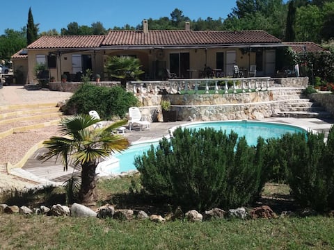 LouParadisen: quiet house and pool in Varages