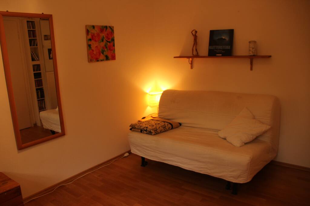 ...oder eingeklappt als Couch