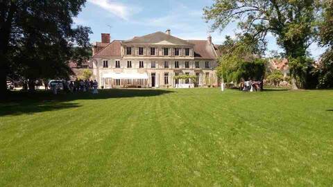 House with Epernay wooded park in Champagne