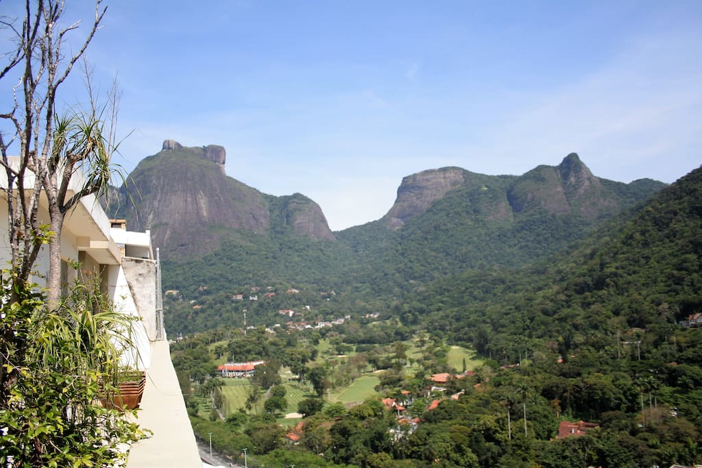 The famous Pedra da Gavea and the Golf Club from our terrace
/
A famosa Pedra da Gavea e o Golf Clube vistos do terraço