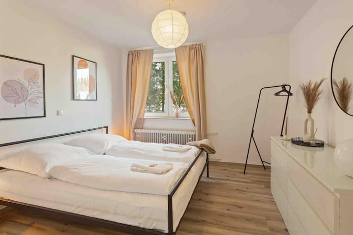 ห้องนอนสว่างสดใสมองเห็นวิวชนบท