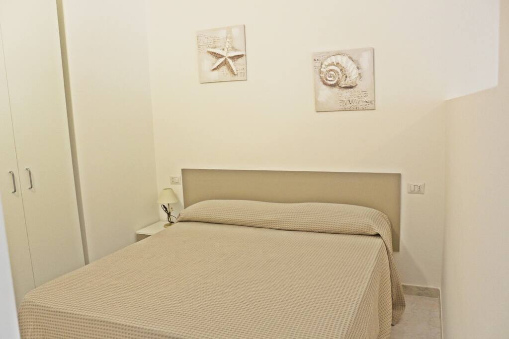 camera da letto separata dal soggiorno con un muretto